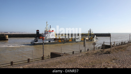 Sospan drague Dau à Shoreham Harbour, West Sussex Banque D'Images