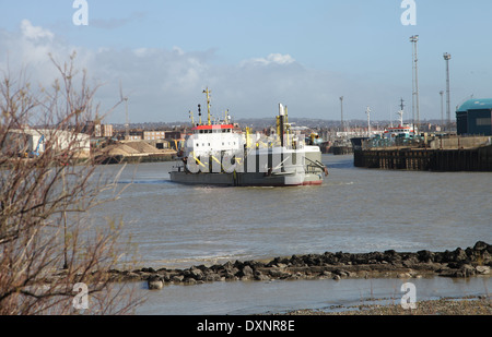 Sospan drague Dau à Shoreham Harbour, West Sussex Banque D'Images