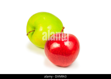 Pomme verte et rouge mûr isolé sur fond blanc Banque D'Images