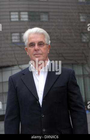 28 mars 2014 Max Clifford arrive à Southwark Crown Court pour continuer à témoigner en sa défense de 11 chefs d'accusation d'attentat à la pudeur Banque D'Images