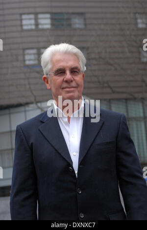 28 mars 2014 Max Clifford arrive à Southwark Crown Court pour continuer à témoigner en sa défense de 11 chefs d'accusation d'attentat à la pudeur Banque D'Images