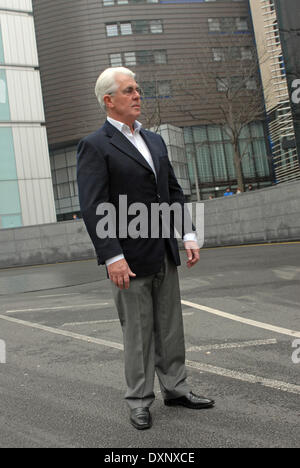 28 mars 2014 Max Clifford arrive à Southwark Crown Court pour continuer à témoigner en sa défense de 11 chefs d'accusation d'attentat à la pudeur Banque D'Images