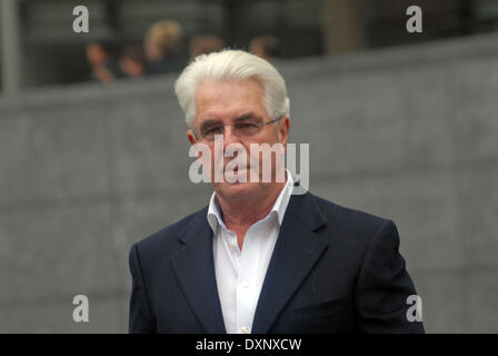 28 mars 2014 Max Clifford arrive à Southwark Crown Court pour continuer à témoigner en sa défense de 11 chefs d'accusation d'attentat à la pudeur Banque D'Images