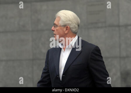 28 mars 2014 Max Clifford arrive à Southwark Crown Court pour continuer à témoigner en sa défense de 11 chefs d'accusation d'attentat à la pudeur Banque D'Images