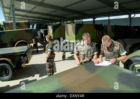 Muellheim, Allemagne, les soldats français dans la prise d'inventaire sur le terrain de la Caserne de Robert Schumann - - Banque D'Images