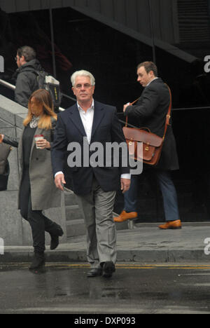 28 mars 2014 Max Clifford arrive à Southwark Crown Court pour continuer à témoigner en sa défense de 11 chefs d'accusation d'attentat à la pudeur Banque D'Images