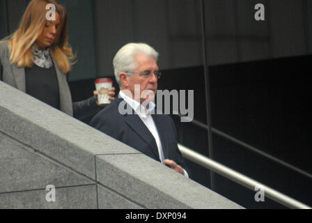 28 mars 2014 Max Clifford arrive à Southwark Crown Court pour continuer à témoigner en sa défense de 11 chefs d'accusation d'attentat à la pudeur Banque D'Images