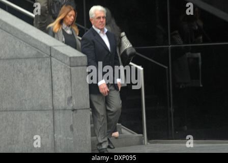 28 mars 2014 Max Clifford arrive à Southwark Crown Court pour continuer à témoigner en sa défense de 11 chefs d'accusation d'attentat à la pudeur Banque D'Images