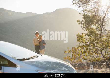 Couple sur la montagne à l'extérieur de voiture Banque D'Images