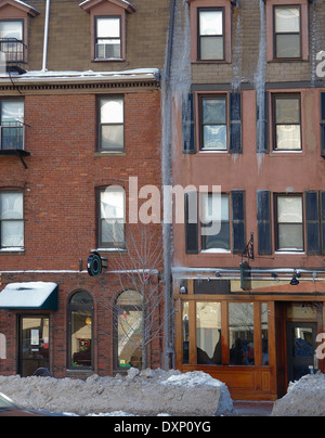 Vue sur la ville de Boston (Massachusetts, USA) d'un choc avant façade de maison à l'heure d'hiver Banque D'Images