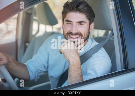 Portrait of smiling man driving car Banque D'Images