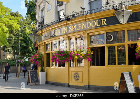 Le soleil d'pub à Portobello Road, Notting Hill, Londres, Royaume-Uni. Banque D'Images