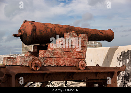 Canons à Fort Charlotte, à Nassau, aux Bahamas. Construit en 1789 par Lord Dunmore et nommé en l'honneur de l'épouse du roi George III. Banque D'Images