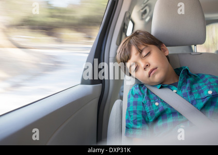 Woman in back seat of car Banque D'Images