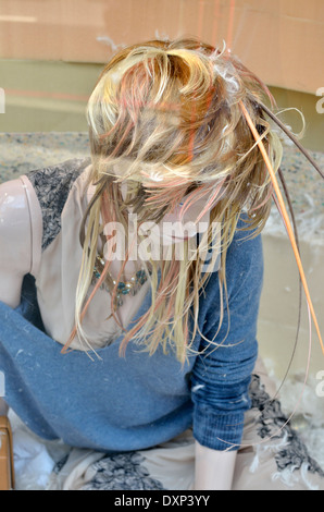 Fashion model mannequin avec crazy à cheveux dans une vitrine de Londres Banque D'Images