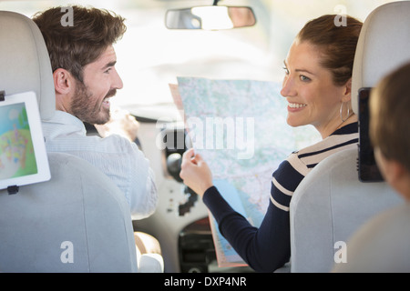 Famille avec la carte à l'intérieur de voiture Banque D'Images