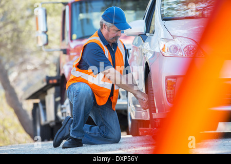 Roadside mechanic repairing crevaison Banque D'Images