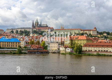 Vue sur le château de Prague du Pont Charles dans un jour nuageux Banque D'Images