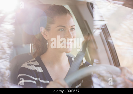 Smiling woman driving car Banque D'Images