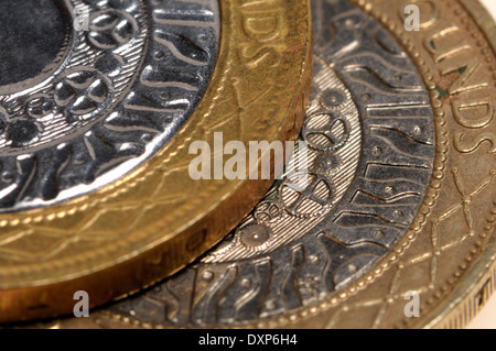 Fake [gauche] et véritable €2 pièces montrant l'absence de détails sur la pièce de monnaie contrefaite Banque D'Images
