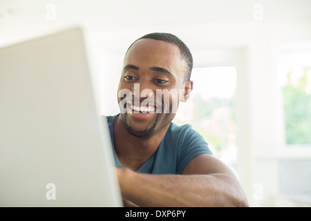 Happy man using laptop Banque D'Images