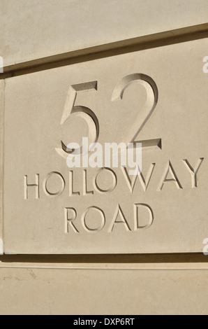 Numéro 52 Holloway Road sign sculptée dans un mur de pierre, Londres, Royaume-Uni. Banque D'Images