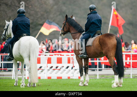 Berlin, Allemagne. Mar 28, 2014. Les agents de la police montée patrouille comme le président chinois Xi Jinping est accueillie favorablement par le président allemand à l'extérieur du château de Bellevue à Berlin, Allemagne, 28 mars 2014. C'est la première visite d'Etat d'un Président chinois en Allemagne en huit ans. Photo : MAURIZIO GAMBARINI/dpa/Alamy Live News Banque D'Images