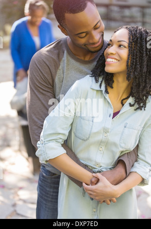 Heureux couple hugging outdoors Banque D'Images