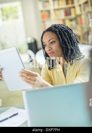 Woman using digital tablet Banque D'Images