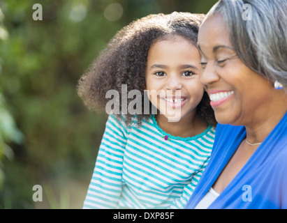 Close up portrait of happy petite-fille avec grand-mère Banque D'Images