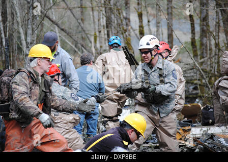 Les secouristes poursuivent leurs efforts pour localiser les victimes d'un énorme glissement de terrain qui a tué au moins 28 personnes et détruit un petit village dans le nord-ouest de l'état de Washington le 26 mars 2014 dans l'Oso, Washington. Banque D'Images