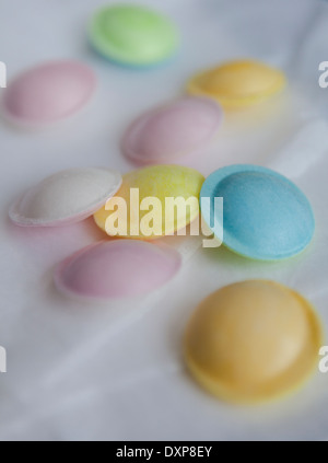 'Soucoupes volantes' un vieux sweet fabriqués à partir de papier de riz coloré rempli de sorbet, sur des morceaux de papier de soie blanc Banque D'Images