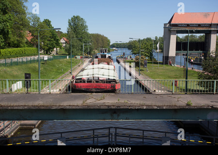 Berlin, Allemagne, péniche dans l'écluse sur le canal de Teltow Kleinmachnow Banque D'Images