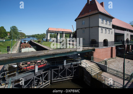 Berlin, Allemagne, péniche dans l'écluse sur le canal de Teltow Kleinmachnow Banque D'Images