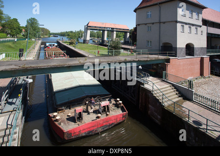 Berlin, Allemagne, péniche dans l'écluse sur le canal de Teltow Kleinmachnow Banque D'Images