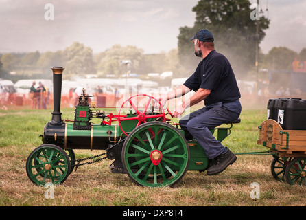 La conduite d'un modèle à l'échelle amateur Burrell traction à vapeur lors d'une manifestation publique au Royaume-Uni Banque D'Images