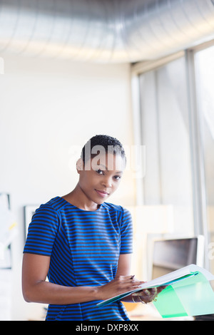 Portrait of smiling businesswoman with paperwork Banque D'Images