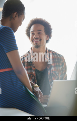 Businessman and businesswoman using laptop in meeting Banque D'Images