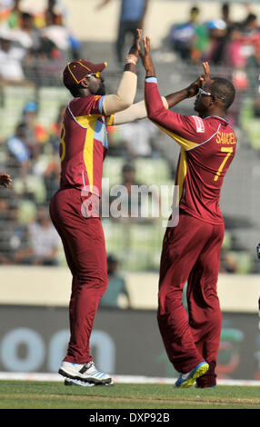 Dhaka, Bangladesh. Mar 28, 2014. Joueurs de West Indies célébrer marquant au cours de la CPI Vingt20 Cricket World Cup Match contre l'Australie à Sher-e-bangla National Stadium de Dhaka, Bangladesh, le 28 mars 2014. Shariful Islam Crédit :/Xinhua/Alamy Live News Banque D'Images