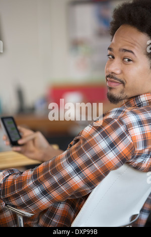 Portrait of man text messaging with cell phone Banque D'Images