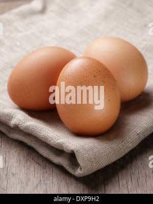 Les oeufs de poule mouchetée sur sac, style rustique Banque D'Images