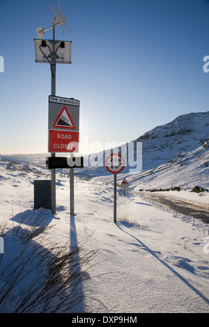 L'énergie éolienne et solaire powered road sign montrant la fermeture de route de montagne kirkstone pass le lake district angleterre Banque D'Images