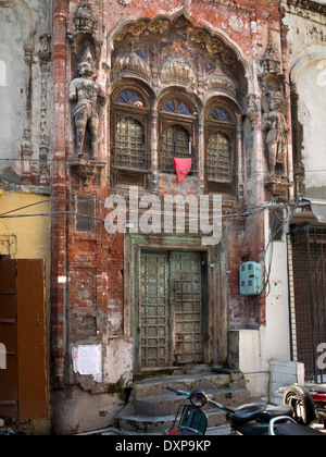 L'Inde, Punjab, Amritsar, Taksal Chowk, chambre richement décoré de la porte dans la vieille ville de Bazar Banque D'Images