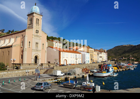 Port de pêche et de l'Eglise Port Vendres dans les Pyrénées Orientales, mer Méditerranée, Côte Vermeille, Roussillon, France Banque D'Images