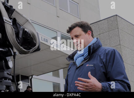 Brighton, Sussex, UK..28 mars 2014..BBC's Piers Hopkirk extérieur rapport Brighton magistrates court où le Parti Vert MP Caroline Lucas est facturé 4 , avec d'autres, d'entrave à l'autoroute et de ne pas passer à une protestation spécifiques zone lorsque demandé par la police. Tous ont plaidé non coupable.David Burr/Alamy Live News Banque D'Images