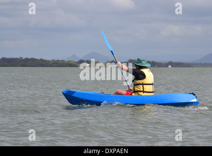 Kayak homme sur Pumicestone Passage, Bribie Island Banque D'Images