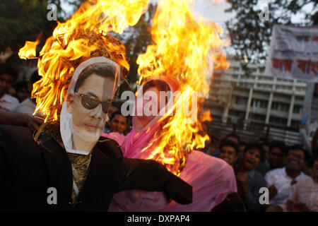 Dhaka, Bangladesh. Mar 28, 2014. La Ligue Awami, le Bangladesh fait protester & fire sur Khaleda Zia Zia Tareq et devant l'effigie de press club, Dhaka pour dire "Ziaur Rahman est le proclaimer de l'indépendance du Bangladesh et son premier président '. Elle a également dit, ''Je suis fière de me présenter comme épouse de le proclaimer d'indépendance''.Elle a fait cette demande tout en répondant à une réunion de discussion organisé par Muktijoddha Jatiyatabadi Dal dans la ville. Khaleda Zia a dit que bien que la Ligue Awami Ziaur Rahman n'a pas accepté comme proclaimer de l'indépendance du Bangladesh, le peop Banque D'Images