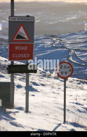 Panneau de signalisation indiquant la fermeture de l'autoroute de montagne kirkstone pass mid winter dans le Lake District en Angleterre Banque D'Images