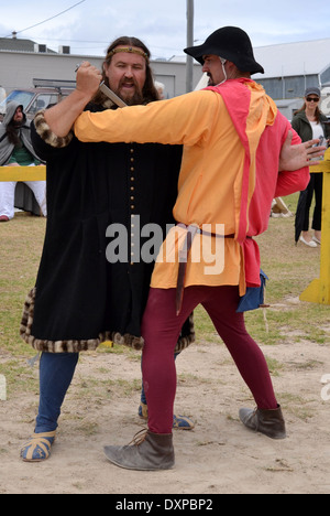 Groupe de reconstitution démontrer tactiques de combat utilisé à l'époque médiévale à l'Stanthorpe Apple & Festival des vendanges 2014 Banque D'Images