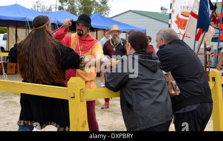 Groupe de reconstitution démontrer tactiques de combat utilisé à l'époque médiévale à l'Stanthorpe Apple & Festival des vendanges 2014 Banque D'Images